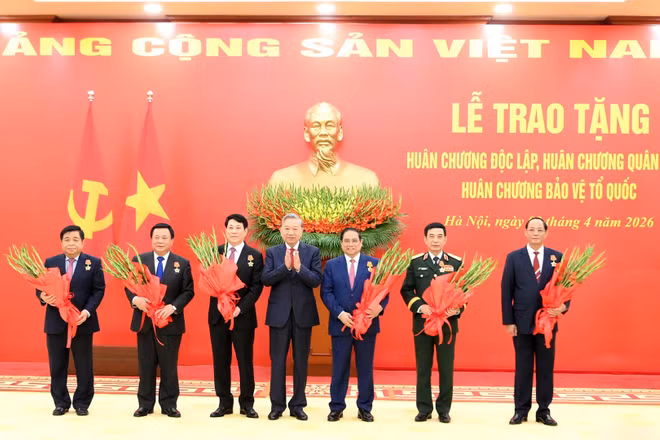 Tổng Bí thư Tô Lâm trao Huân chương Độc lập hạng Nhất và Huân chương Quân công hạng Nhất tặng các đồng chí lãnh đạo, nguyên lãnh đạo Đảng, Nhà nước. (Ảnh: ĐĂNG KHOA) 