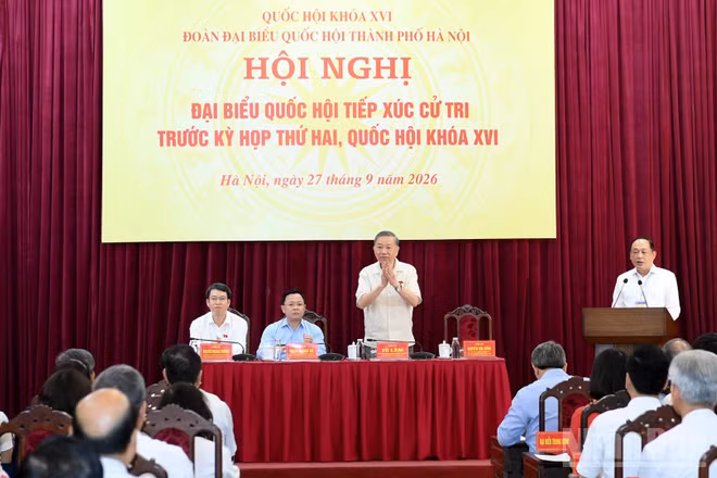 Tổng Bí thư, Chủ tịch nước Tô Lâm và các Đại biểu Quốc hội tiếp xúc cử tri các phường thuộc đơn vị bầu cử số 1, thành phố Hà Nội, trước Kỳ họp thứ hai, Quốc hội khóa XVI. (Ảnh: ĐĂNG KHOA)