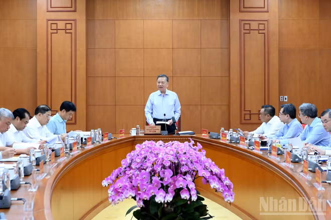 Tổng Bí thư, Chủ tịch nước Tô Lâm chủ trì cuộc làm việc với các cơ quan về tái cơ cấu Tập đoàn Công nghiệp Than-Khoáng sản Việt Nam. (Ảnh: ĐĂNG KHOA)