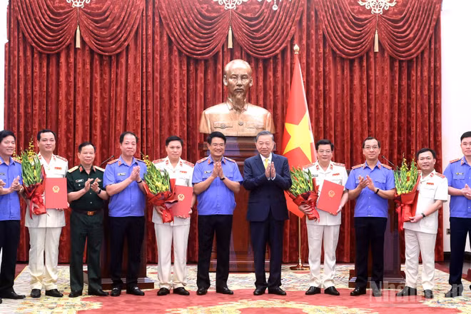 Tổng Bí thư, Chủ tịch nước Tô Lâm và các đại biểu chúc mừng các đồng chí vừa được bổ nhiệm chức danh Kiểm sát viên Viện Kiểm sát nhân dân tối cao. (Ảnh: ĐĂNG KHOA)