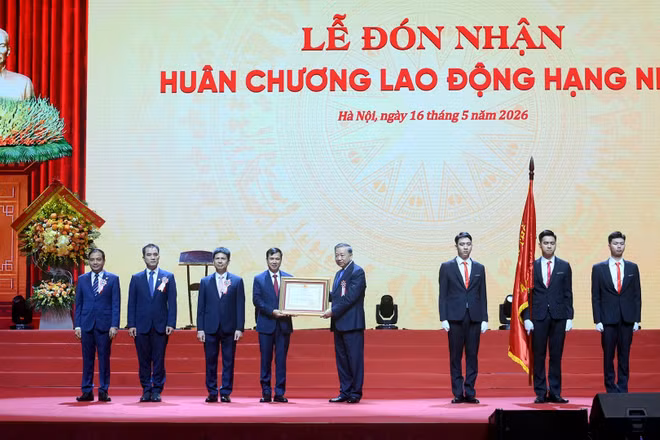 Tổng Bí thư, Chủ tịch nước Tô Lâm trao Huân chương Lao động hạng Nhất tặng Đại học Quốc gia Hà Nội. (Ảnh: ĐĂNG KHOA)
