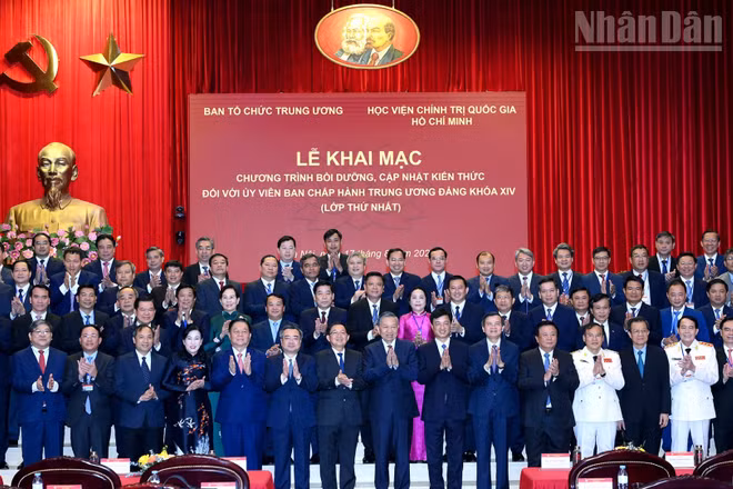 Tổng Bí thư, Chủ tịch nước Tô Lâm và các đồng chí lãnh đạo Đảng, Nhà nước với cán bộ Chương trình bồi dưỡng, cập nhật kiến thức đối với Ủy viên Ban Chấp hành Trung ương Đảng khóa XIV (Lớp thứ nhất). (Ảnh ĐĂNG KHOA)