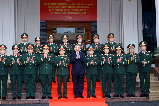 Tổng Bí thư, Chủ tịch nước Tô Lâm với lãnh đạo Bộ Quốc phòng và Bộ Tư lệnh Pháo binh-Tên lửa tại lễ kỷ niệm. (Ảnh: ĐĂNG KHOA)