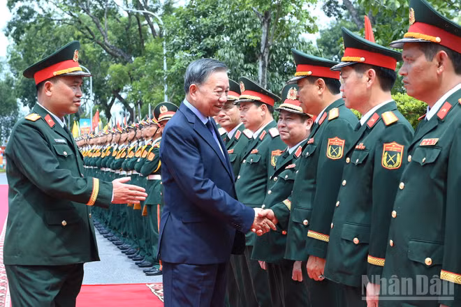 Tổng Bí thư, Chủ tịch nước Tô Lâm, Bí thư Quân ủy Trung ương với cán bộ chỉ huy Sư đoàn 308, Quân đoàn 12, Bộ Quốc phòng. (Ảnh: ĐĂNG KHOA)