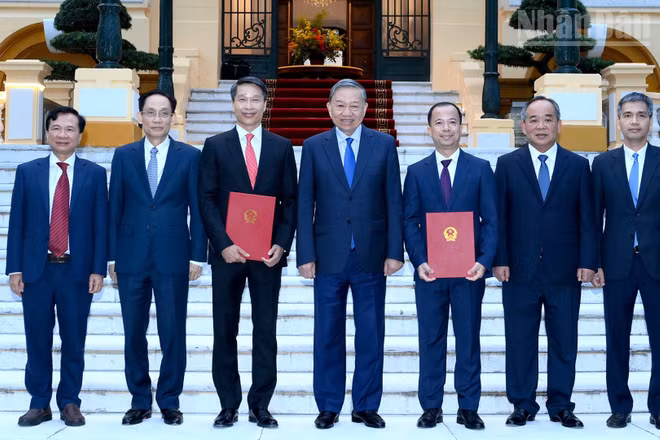 Tổng Bí thư, Chủ tịch nước Tô Lâm và các đại biểu dự Lễ trao Quyết định bổ nhiệm 2 Đại sứ nước Cộng hòa xã hội chủ nghĩa Việt Nam tại nước ngoài. (Ảnh: ĐĂNG KHOA)