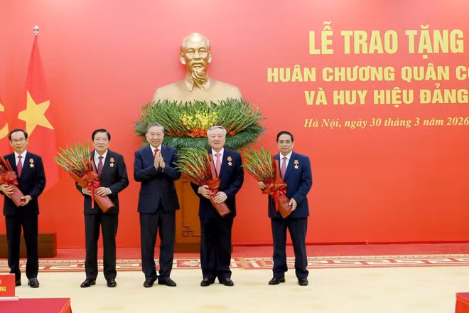 Tổng Bí thư Tô Lâm trao Huân chương Quân công hạng Nhất tặng các đồng chí: Phạm Minh Chính, Ủy viên Bộ Chính trị khóa XIII, Thủ tướng Chính phủ; Nguyễn Hòa Bình, Ủy viên Bộ Chính trị khóa XIII, Phó Thủ tướng Thường trực Chính phủ; Phan Đình Trạc, Ủy viên Bộ Chính trị, Bí thư Trung ương Đảng khóa XIII, nguyên Trưởng ban Nội chính Trung ương; Nguyễn Văn Nên, Ủy viên Bộ Chính trị khóa XIII, Thường trực Tiểu ban Văn kiện Đại hội XIV của Đảng. (Ảnh: ĐĂNG KHOA)