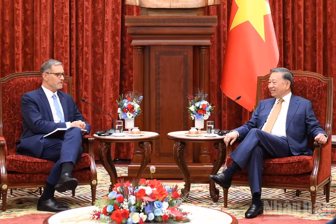 Tổng Bí thư, Chủ tịch nước Tô Lâm tiếp Đại sứ Cộng hòa Pháp tại Việt Nam Olivier Brochet. (Ảnh: ĐĂNG KHOA)
