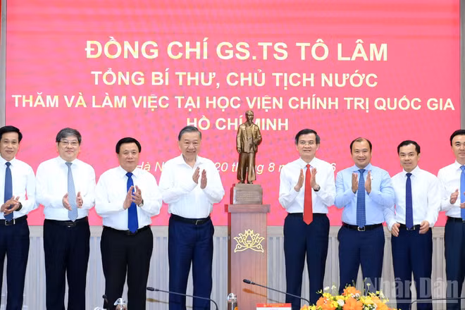 Tổng Bí thư, Chủ tịch nước Tô Lâm trao bức tượng Chủ tịch Hồ Chí Minh tặng Học viện Chính trị quốc gia Hồ Chí Minh. (Ảnh: ĐĂNG KHOA)