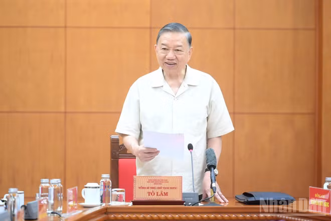 Tổng Bí thư, Chủ tịch nước Tô Lâm chủ trì làm việc với Đảng ủy Chính phủ và các cơ quan về xây dựng kết cấu hạ tầng đồng bộ, nhằm đưa nước ta cơ bản trở thành nước công nghiệp theo hướng hiện đại. (Ảnh: ĐĂNG KHOA)