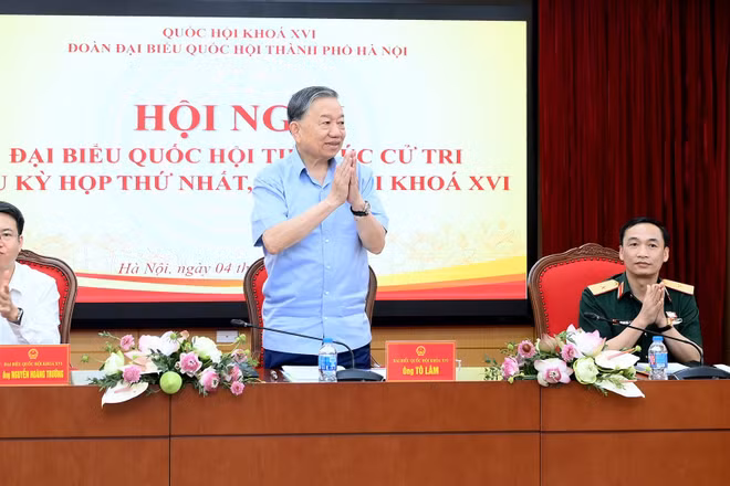 Tổng Bí thư, Chủ tịch nước Tô Lâm và các đại biểu Quốc hội tiếp xúc cử tri các phường thuộc đơn vị bầu cử số 1, thành phố Hà Nội, sau Kỳ họp thứ nhất, Quốc hội khóa XVI. (Ảnh: ĐĂNG KHOA)