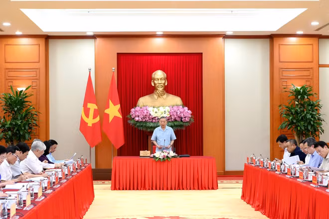 Tổng Bí thư, Chủ tịch nước Tô Lâm chủ trì làm việc về công tác chuẩn bị sơ kết 1 năm vận hành chính quyền 3 cấp. (Ảnh: ĐĂNG KHOA)