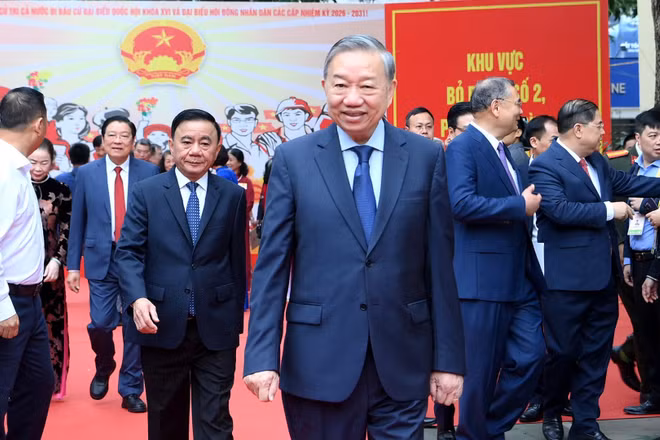 Tổng Bí thư Tô Lâm và Thường trực Ban Bí thư Trần Cẩm Tú tại khu vực bỏ phiếu số 2, phường Ba Đình, thành phố Hà Nội. (Ảnh: ĐĂNG KHOA)