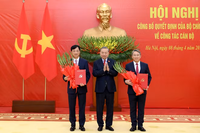 Tổng Bí thư, Chủ tịch nước Tô Lâm trao quyết định bổ nhiệm đồng chí Nguyễn Duy Ngọc giữ chức Trưởng Ban Tổ chức Trung ương, đồng chí Nguyễn Hải Ninh giữ chức Chánh Văn phòng Trung ương Đảng. (Ảnh: ĐĂNG KHOA)