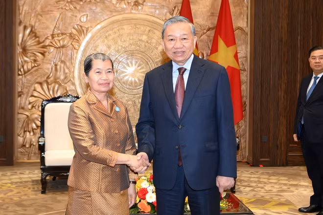 Tổng Bí thư Tô Lâm tiếp bà Men Sam An, Phó Chủ tịch Đảng Nhân dân Campuchia, Chủ tịch Hội đồng Quốc gia Mặt trận Đoàn kết Phát triển Tổ quốc Campuchia. (Ảnh: ĐĂNG KHOA) 