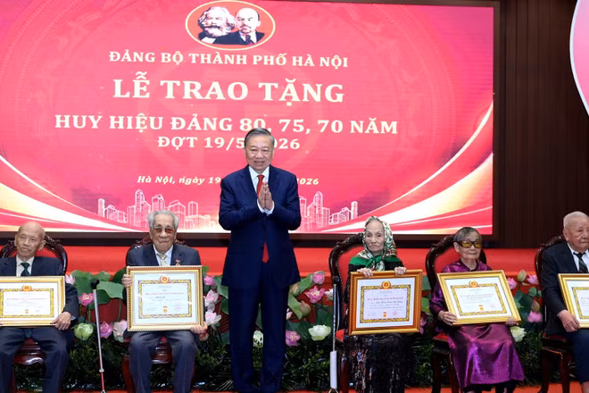 Tổng Bí thư, Chủ tịch nước Tô Lâm trao Giấy chứng nhận cho các đảng viên lão thành được nhận Huy hiệu 80 năm tuổi Đảng. (Ảnh: ĐĂNG KHOA)