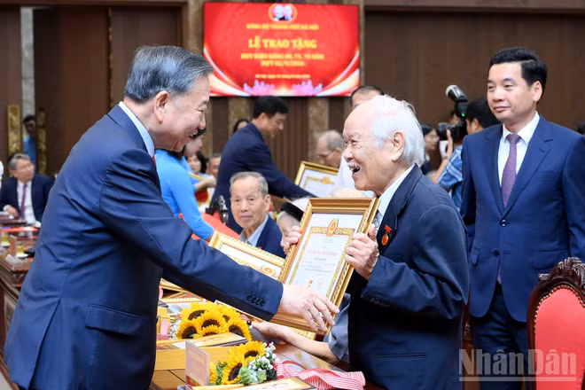 Tổng Bí thư, Chủ tịch nước Tô Lâm trao Huy hiệu 80 năm tuổi đảng tặng các đảng viên lão thành thuộc Đảng bộ Thành phố Hà Nội. (Ảnh: ĐĂNG KHOA)