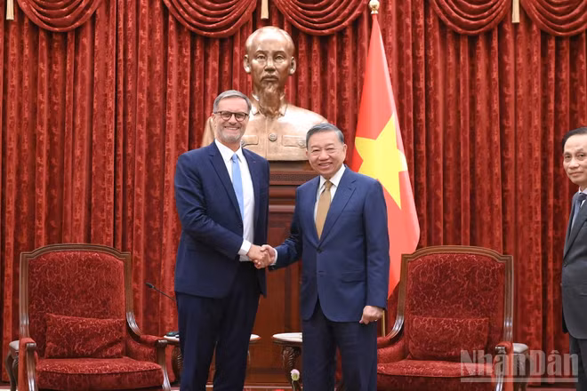 Tổng Bí thư, Chủ tịch nước Tô Lâm tiếp Đại sứ Cộng hòa Pháp tại Việt Nam Olivier Brochet. (Ảnh: ĐĂNG KHOA)