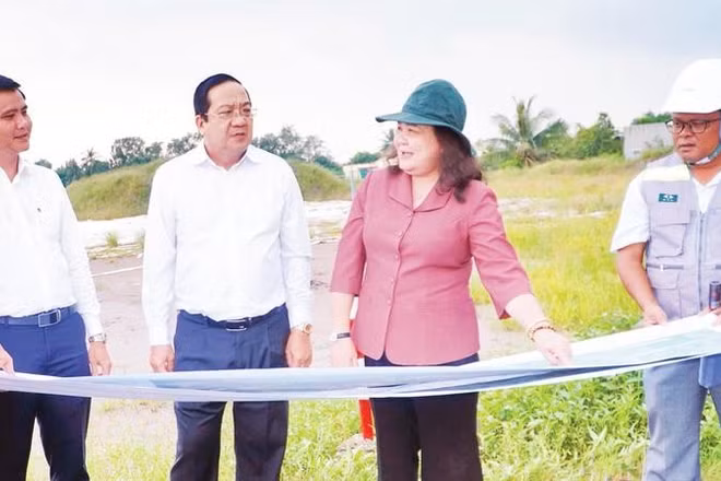 Lãnh đạo Tỉnh ủy và Ủy ban nhân dân tỉnh Tây Ninh cùng đoàn công tác đi kiểm tra tiến độ thi công.