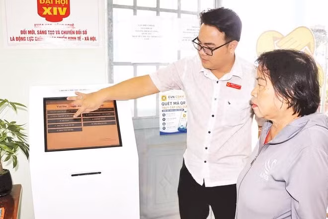 Cán bộ Trung tâm Phục vụ hành chính công xã Phước An hỗ trợ người dân đến làm thủ tục hành chính.
