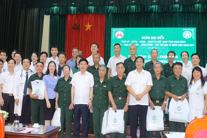 Đồng chí Trương Quốc Huy, Bí thư Tỉnh ủy, Trưởng đoàn Đại biểu Quốc hội tỉnh Ninh Bình cùng Ban lãnh đạo Bệnh viện Bạch Mai tặng quà tri ân các đồng chí thương binh, bệnh binh đang điều dưỡng tại Trung tâm Điều dưỡng thương binh Kim Bảng.