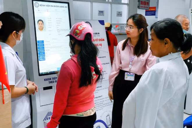 Nhân viên y tế nhập liệu hồ sơ sức khỏe điện tử cho người dân.