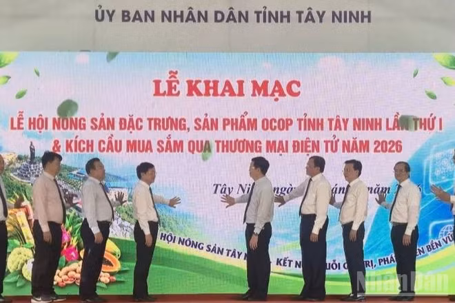 Nguyên lãnh đạo Trung ương, lãnh đạo tỉnh Tây Ninh ấn nút khai mạc Lễ hội Nông sản đặc trưng và sản phẩm OCOP tỉnh Tây Ninh lần thứ I năm 2026.
