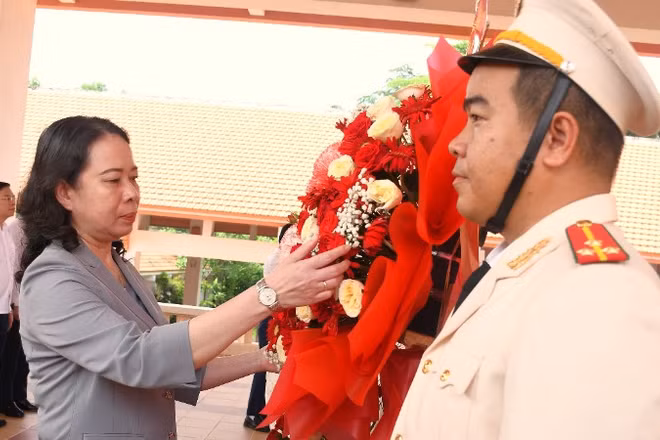 Phó Chủ tịch nước Võ Thị Ánh Xuân dâng hoa, dâng hương tưởng niệm các Anh hùng liệt sĩ tại Khu di tích lịch sử cách mạng Bình Thành.
