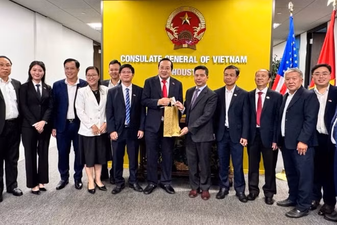 Đoàn công tác tỉnh Tây Ninh làm việc với Tổng lãnh sự quán Việt Nam tại Houston.