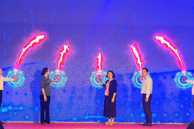 Lãnh đạo Cục Thương mại điện tử và Kinh tế số, Sở Công thương và Mặt trận Tổ quốc Việt Nam tỉnh Tây Ninh ấn nút khai mạc phiên chợ không dùng tiền mặt.