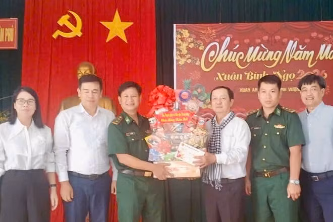 Đồng chí Huỳnh Thành Đạt, Phó Trưởng Ban Tuyên giáo và Dân vận Trung ương; đồng chí Thành Từ Dũ, Phó Trưởng Ban Tuyên giáo và Dân vận Tỉnh ủy Tây Ninh tặng quà cán bộ chiến sĩ Đồn Biên phòng Tân Phú.