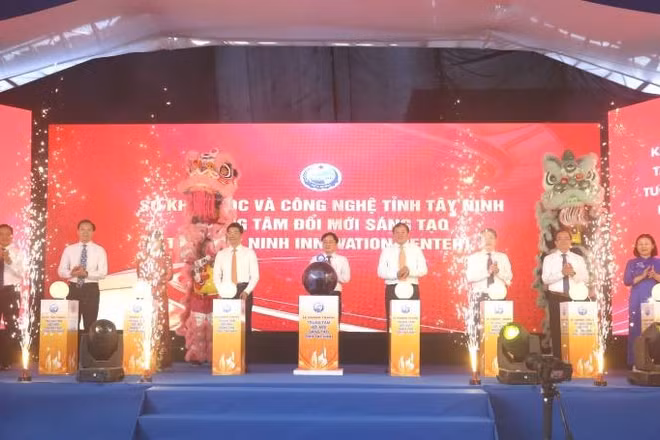 Lãnh đạo tỉnh Tây Ninh ấn nút khánh thành Trung tâm Đổi mới sáng tạo tỉnh trở thành đầu mối kết nối quan trọng của hệ sinh thái đổi mới sáng tạo trong khu vực và trên cả nước.