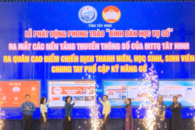 Lãnh tỉnh và các sở, ngành ấn nút phát động phong trào bình dân học vụ số.