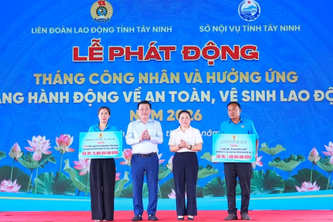 Phó Bí thư Tỉnh ủy, Chủ tịch Ủy ban Mặt trận Tổ quốc Việt Nam tỉnh Tây Ninh Nguyễn Thanh Hải và Chủ tịch Ủy ban Mặt trận Tổ quốc Việt Nam tỉnh Tây Ninh Nguyễn Thị Thu Trinh trao quà và mái ấm công đoàn cho đoàn viên, công đoàn và người lao động có hoàn cảnh khó khăn.