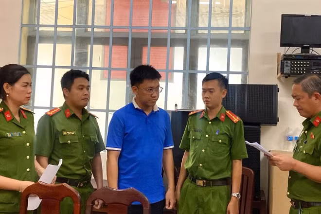 Đối tượng Nguyễn Anh Tiến bị khởi tố, bắt tạm giam ngày 12/5/2026.