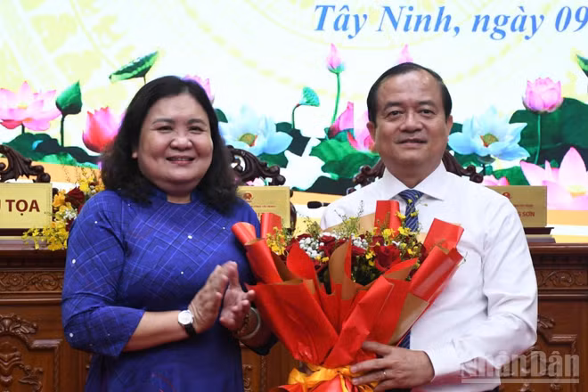 Ủy viên Trung ương Đảng, Phó Bí thư Tỉnh ủy Tây Ninh Hồ Thị Hoàng Yến trao hoa chúc mừng đồng chí Nguyễn Hồng Thanh được bầu giữ chức Chủ tịch Hội đồng nhân dân tỉnh khóa XI, nhiệm kỳ 2026-2031 (Ảnh: THANH PHONG)
