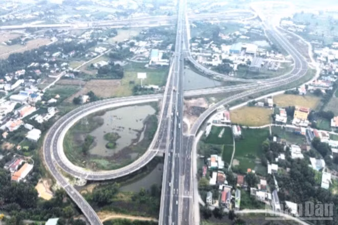 Nút giao đường Vành đai 3 Thành phố Hồ Chí Minh với cao tốc Bến Lức-Long Thành và Thành phố Hồ Chí Minh-Trung Lương. 