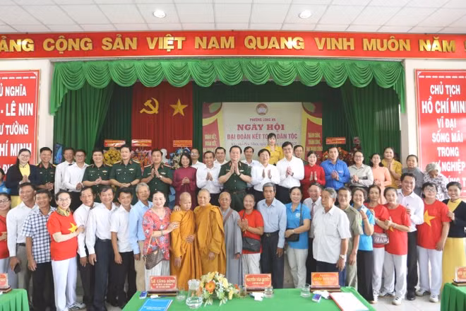 Đại tướng Nguyễn Trọng Nghĩa, Ủy viên Bộ Chính trị, Bí thư Trung ương Đảng, Ủy viên Thường vụ Quân ủy Trung ương, Chủ nhiệm Tổng cục Chính trị Quân đội nhân dân Việt Nam dự Ngày hội Đại đoàn kết toàn dân tộc tại khu phố Phú Nhơn, phường Long An, Tây Ninh.