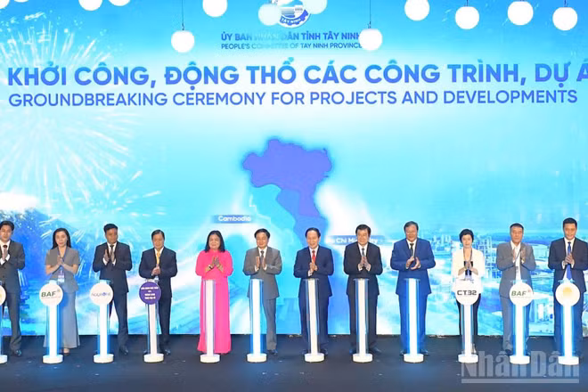 Lãnh đạo Trung ương và tỉnh Tây Ninh ấn nút công bố và động thổ các công trình, dự án tại hội nghị xúc tiến đầu tư 2026.