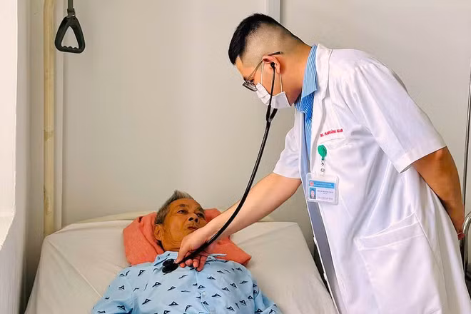 Bác sĩ Bệnh viện Đa khoa Tây Ninh thăm khám cho bệnh nhân ăn nấm bị ngộ độc được cấp cứu vào khoảng 0 giờ ngày 16/6/2026