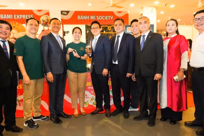 Lãnh đạo ngành du lịch Thành phố Hồ Chí Minh thăm gian hàng Bánh mì Society.