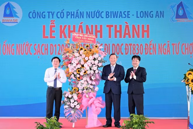 Ủy viên Trung ương Đảng, Bí thư Tỉnh ủy Tây Ninh Nguyễn Văn Quyết tặng hoa chúc mừng Công ty Cổ phần Nước BIWASE Long An đưa vào vận hành tuyến ống nước sạch D1200.