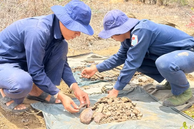Bộ phận 2, Đội K73 (Bộ Chỉ huy Quân sự tỉnh Tây Ninh) phát hiện và quy tập hài cốt liệt sĩ trên đất bạn Campuchia, tháng 5/2026. (Ảnh: nhandan.vn)