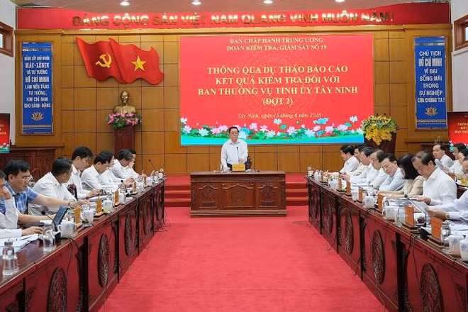 Đại tướng Nguyễn Trọng Nghĩa, Ủy viên Bộ Chính trị, Bí thư Trung ương Đảng, Chủ nhiệm Tổng cục Chính trị Quân đội nhân dân Việt Nam chủ trì hội nghị.