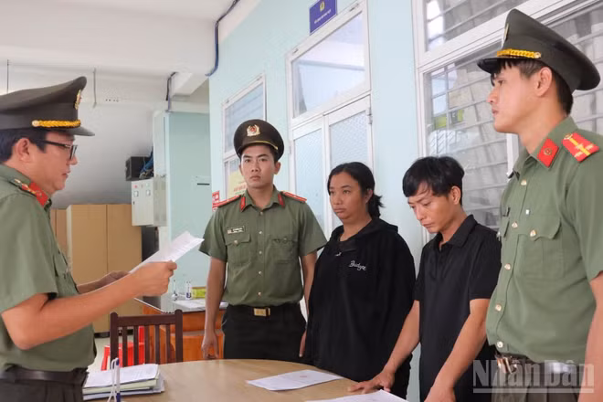 Công an Tây Ninh bắt giam 2 đối tượng tổ chức cho người nước ngoài ở lại Việt Nam trái phép. (Ảnh: THANH PHONG)
