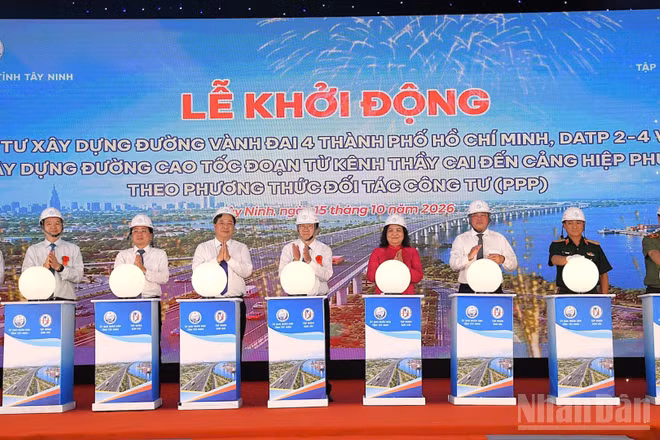 Lãnh đạo Trung ương và tỉnh Tây Ninh ấn nút khởi động hai dự án thành phần đường Vành đai 4 Thành phố Hồ Chí Minh. (Ảnh: THANH PHONG)