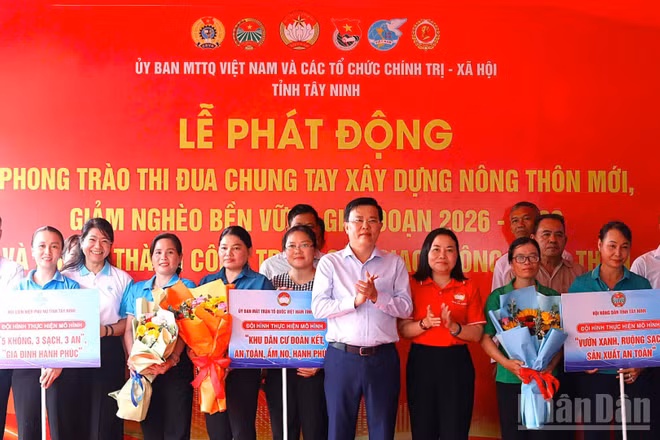 Ra mắt 5 đội hình hưởng ứng phong trào thi đua do Mặt trận Tổ quốc và các tổ chức chính trị-xã hội tỉnh phát động. (Ảnh: THANH PHONG)