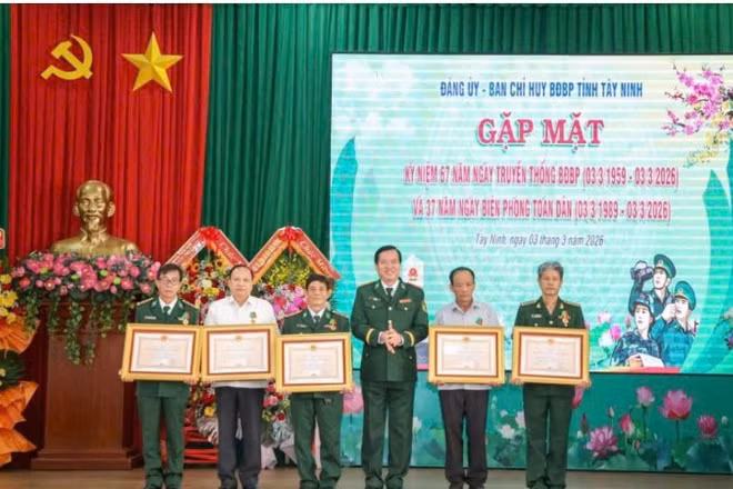 Các cá nhân gồm 13 sĩ quan biên phòng nhận Huân chương Bảo vệ Tổ quốc.