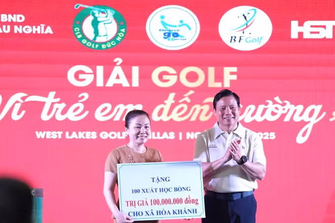 Lãnh đạo tỉnh Tây Ninh trao 100 suất học bổng cho xã Hòa Khánh, Tây Ninh.