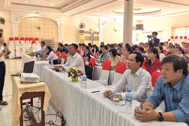 Báo cáo viên triển khai các quy định của pháp luật về an toàn thực phẩm.