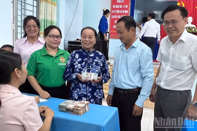 Người dân xã Hiệp Hòa hài lòng với việc giải quyết thủ tục hành chính trong việc chi trả tiền giải phóng mặt bằng minh bạch, chuyên nghiệp. (Ảnh: THANH PHONG)